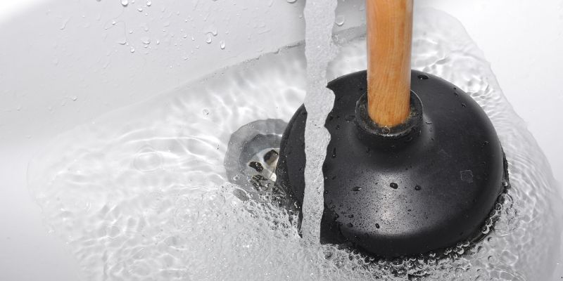 O que é bom para desentupir pia em Curitiba